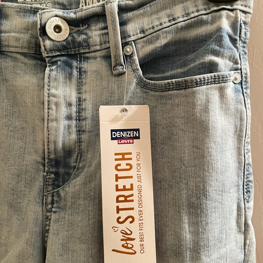 Clearance! Denim’s by Levi’s stretch ankle begging size 3 New